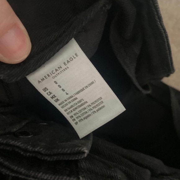 Women’s American Eagle black Mom Short jean shorts 0 - Picture 2 of 3